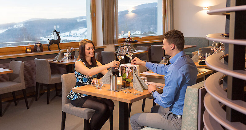 Restaurant Café im Wellnesshotel mit Aussicht auf Berge in Bayern